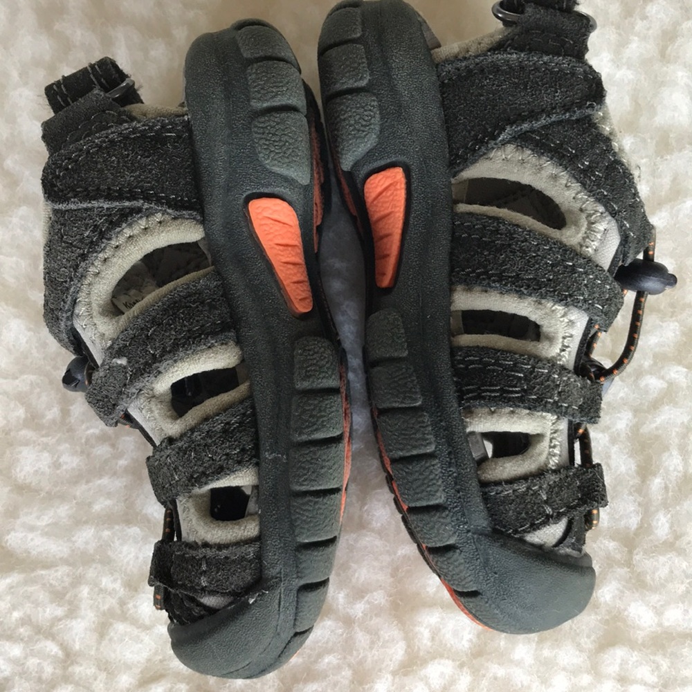 Khombu kids grey suede+neoprene toe protector velcro close sport sandals EUC